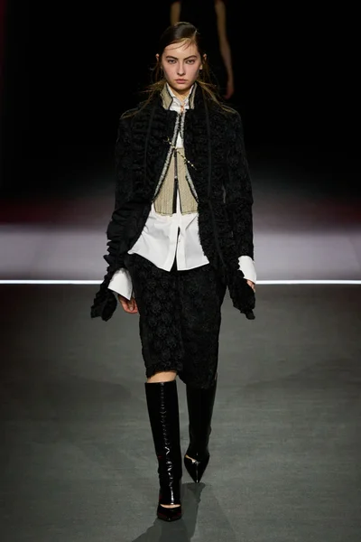 Look 19